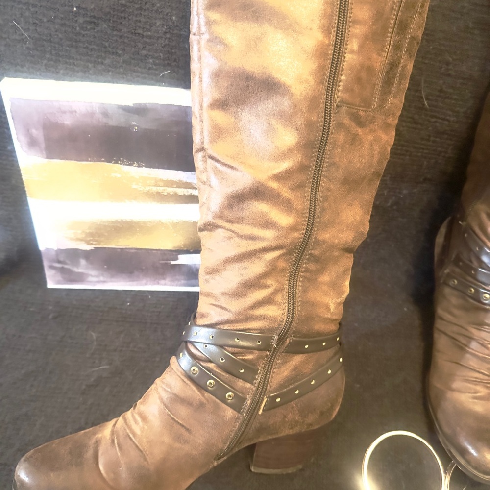 2/$40 🔥 BareTraps Brown Block Heeled Boots with Strap - Picture 2 of 6